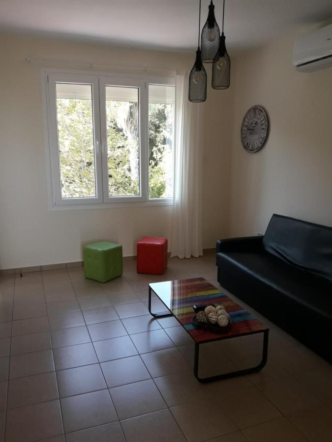 Poseidono'S Apartment Paphos Bagian luar foto