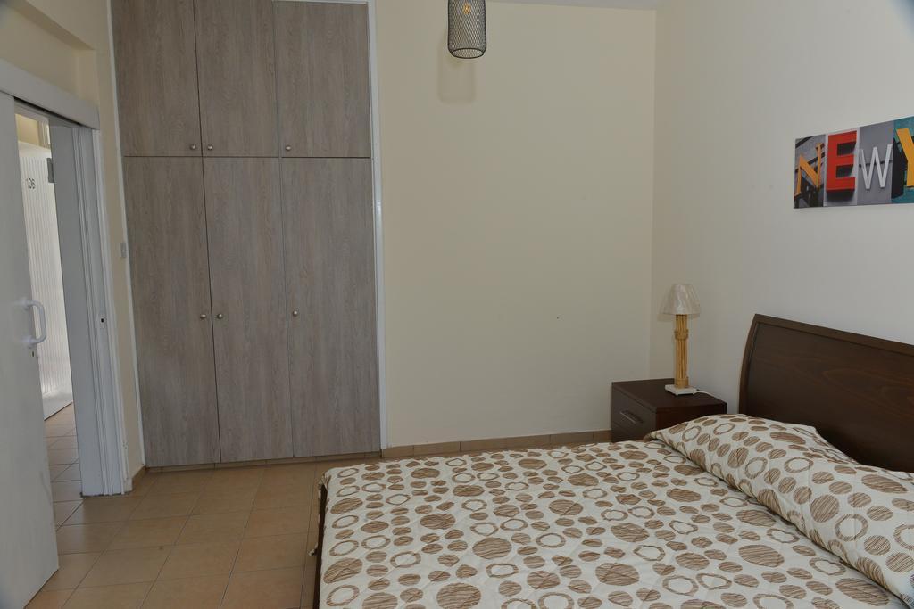 Poseidono'S Apartment Paphos Bagian luar foto
