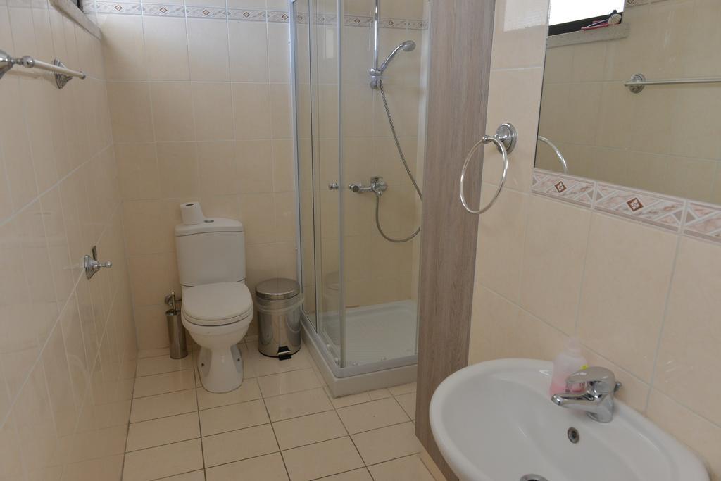 Poseidono'S Apartment Paphos Bagian luar foto